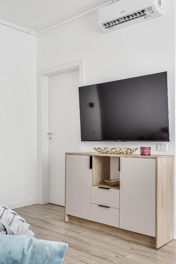 Elegant Apartment Near Afi & Atrium Mall Арад Экстерьер фото