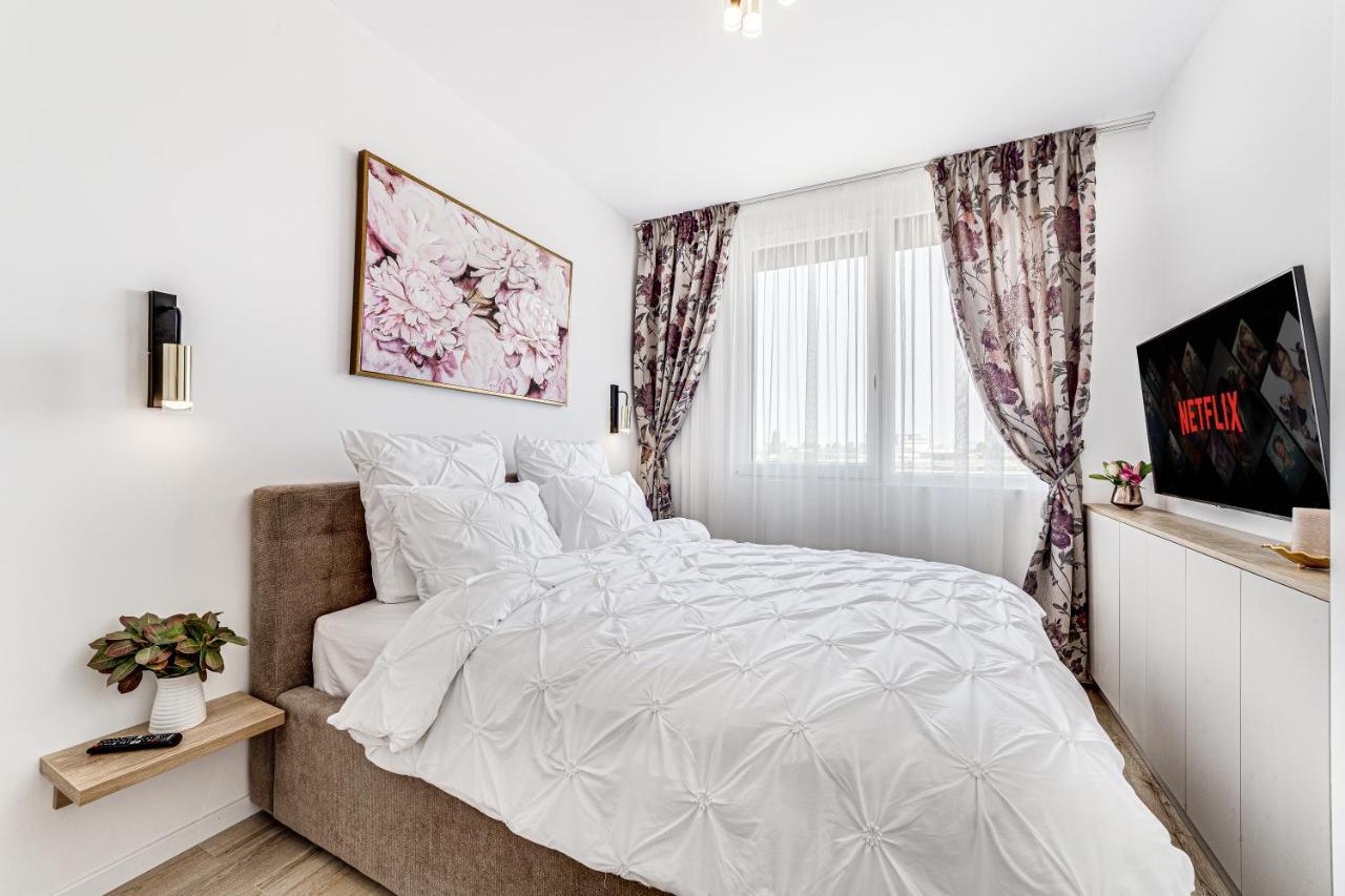 Elegant Apartment Near Afi & Atrium Mall Арад Экстерьер фото